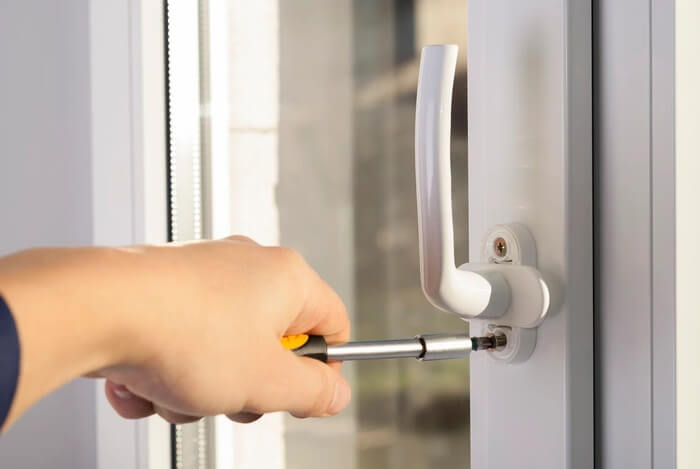 Wymiana klamek w oknach i drzwiach